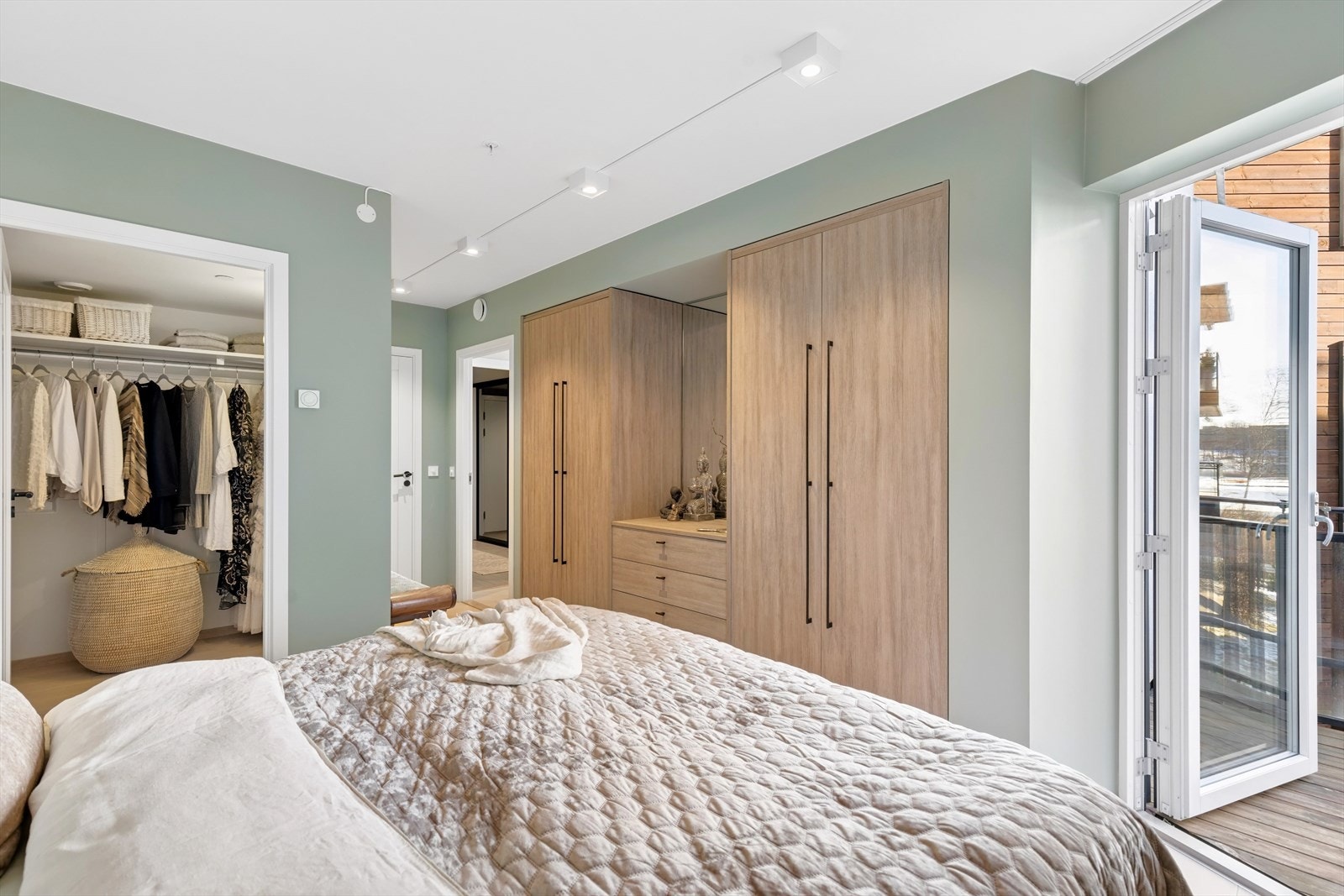 Leiligheten byr på to gode soverom. Hovedsoverommet har enusité bad, walk-in garderobe, egen utgang til balkong på hele 10kvm, plass til bred seng med tilhørende nattbord på hver side og nisje for garderobeskap (Plassbygget fra Rival). Galleribilde