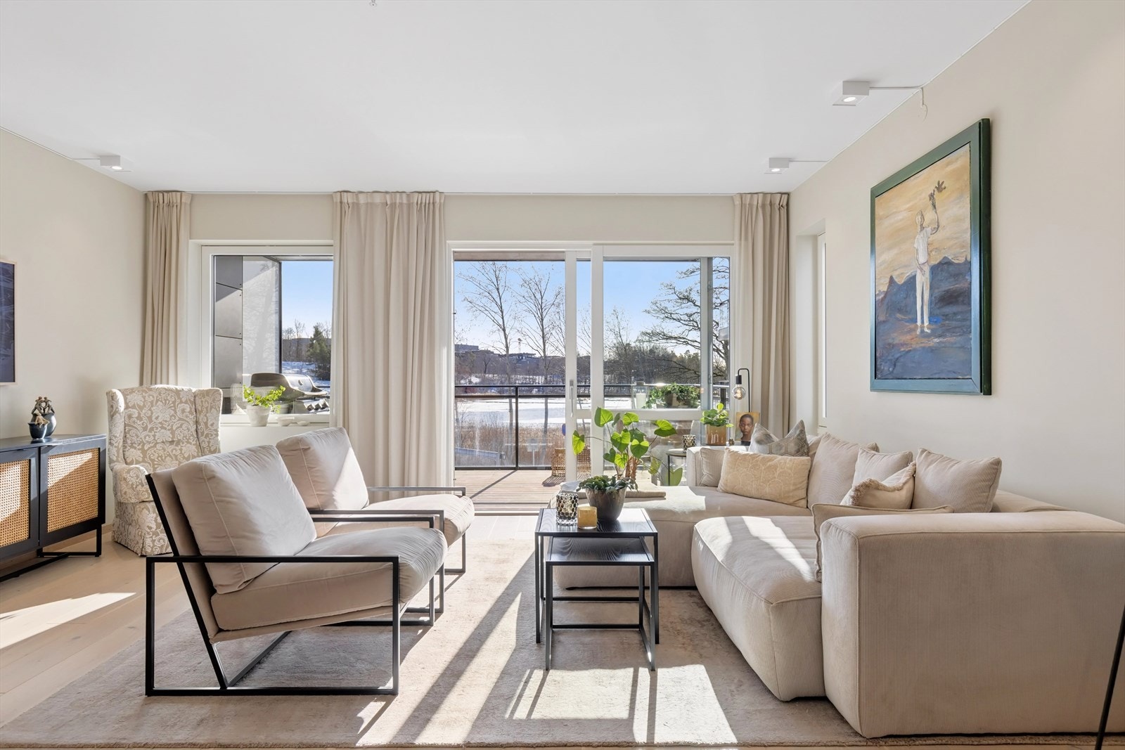 Den gode takhøyden og de lyse, gjennomgående materialvalgene gir rommet en følelse av romslighet og ro. Galleribilde