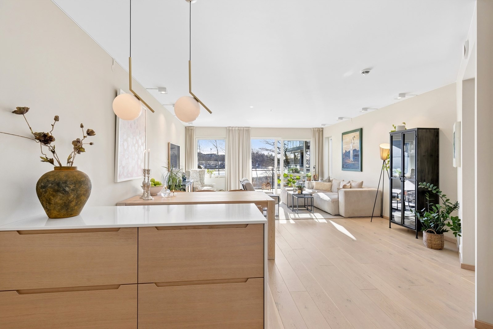 Fra hele stue/kjøkken har du direkte utsyn mot de store vinduene og utgang til balkongen, noe som gir en fin forlengelse av oppholdsrommet på om sommerhalvåret. Galleribilde