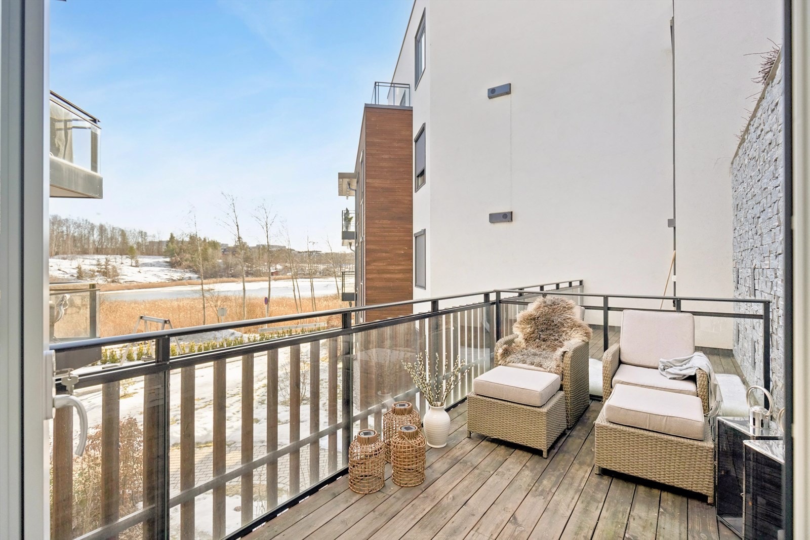 Balkong på 10kvm ut fra hovedsoverommet. Perfekt sted å nyte morgenkaffen! Gode møbleringsmuligheter! Galleribilde