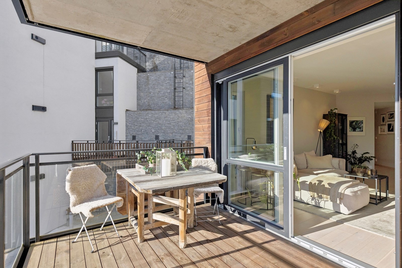 Her kan du invitere venner og familie til sosiale sammenkomster, eller nyte rolige stunder med morgenkaffen, med en flott utsikt mot fjorden i første rekke. Galleribilde