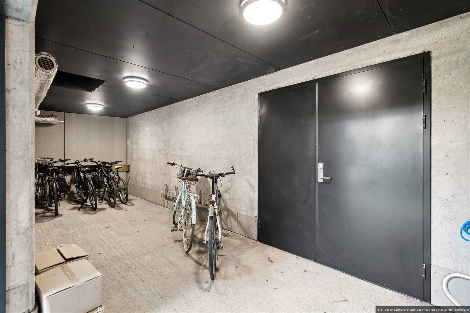 Praktisk sykkelparkering like ved inngangspartiet. Galleribilde