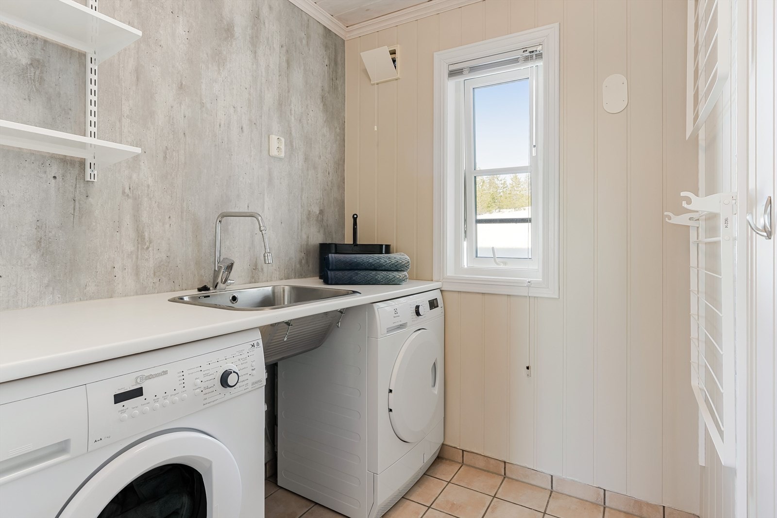 Hytta har et praktisk, separat vaskerom. Montert waterguard på hytta i 2026. Galleribilde
