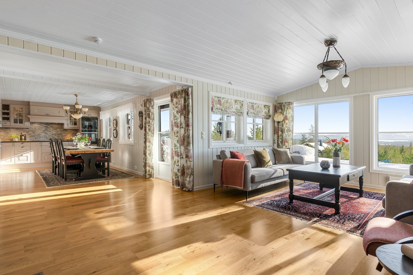 Stuen har en åpen løsning mot spisestue og kjøkken. Galleribilde