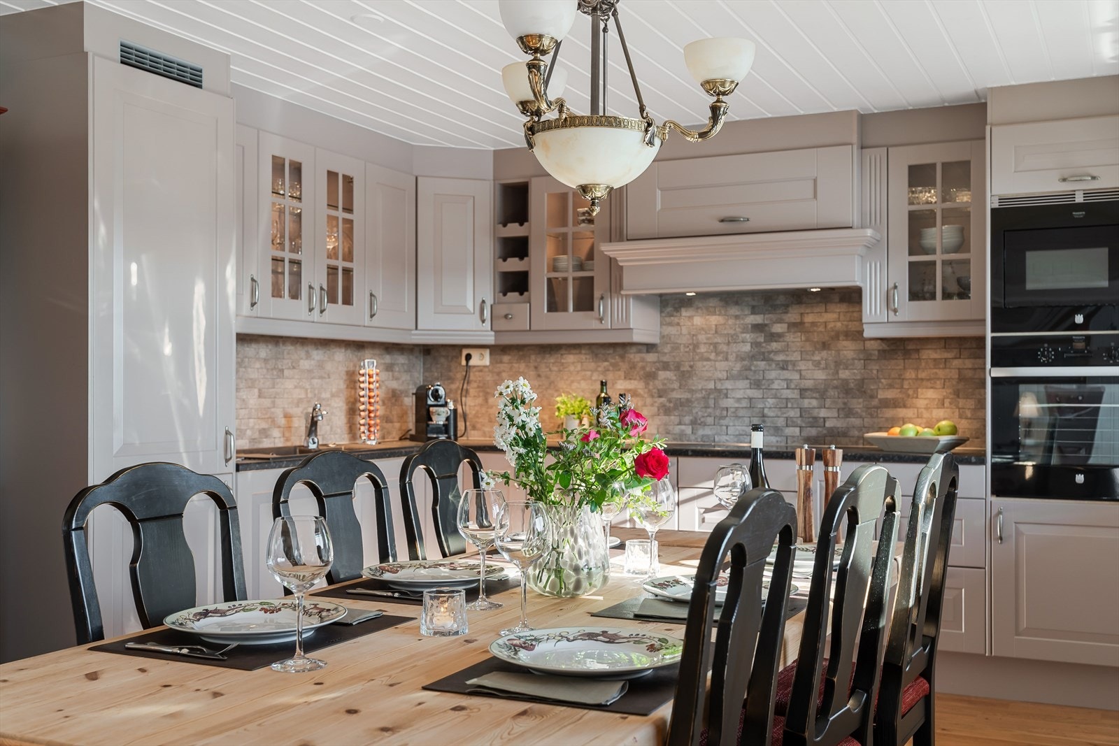 Pent kjøkken med integrerte hvitevarer som stekeovn, micro, koketopp og kjøleskap-/frys. Galleribilde