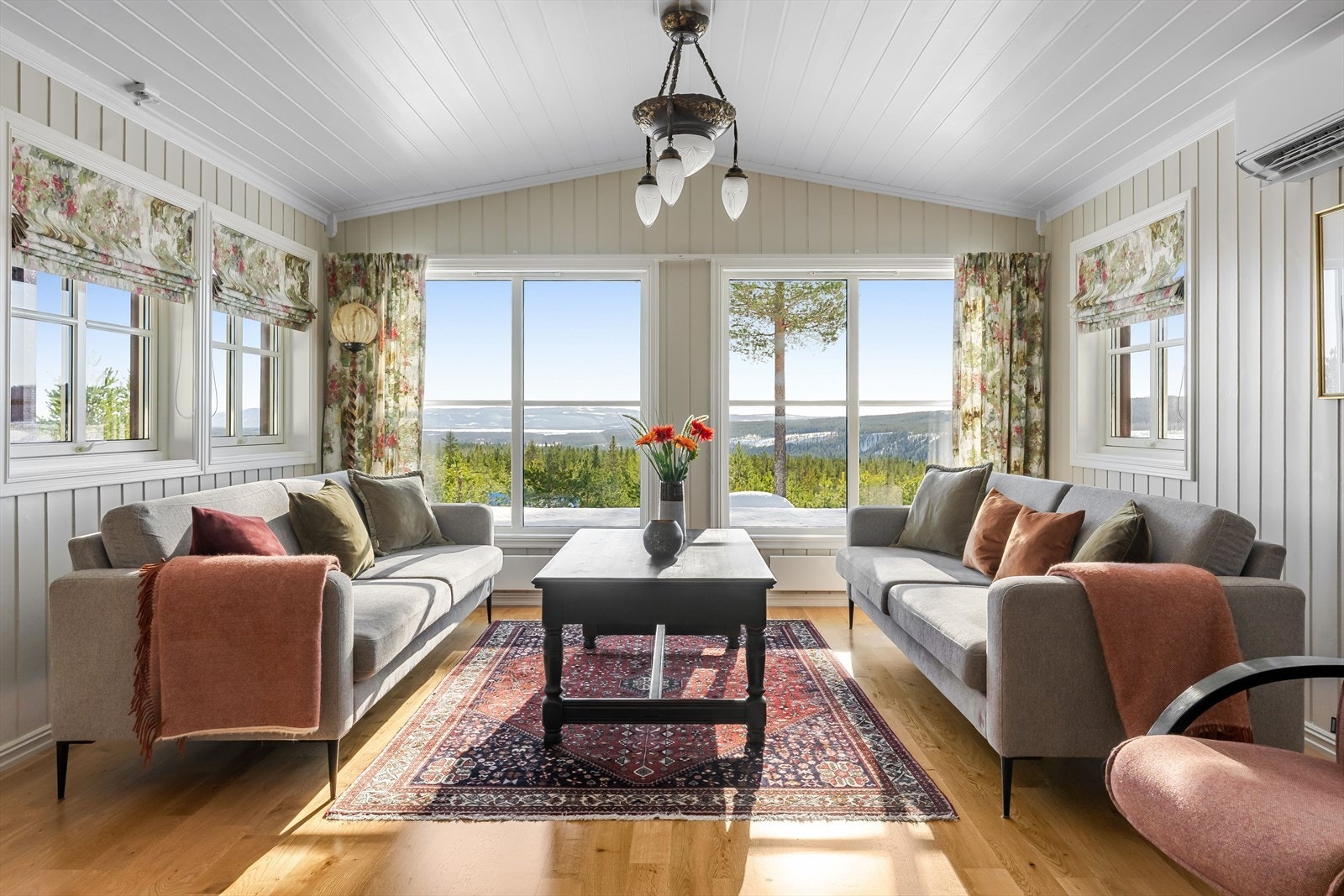 Stuen har store vinduer som viser den flotte utsikten og bidrar med ekstra naturlig lysinnslipp. Galleribilde