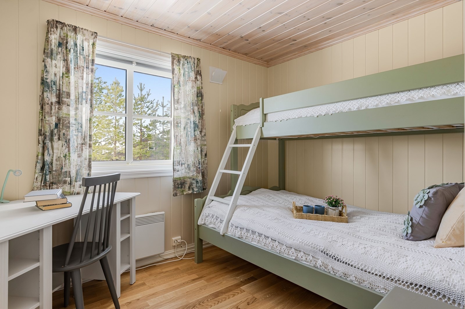 Det tredje soverommet er også innredet med familiekøye, noe som gir totalt 8 sengeplasser i denne flotte hytta. Galleribilde