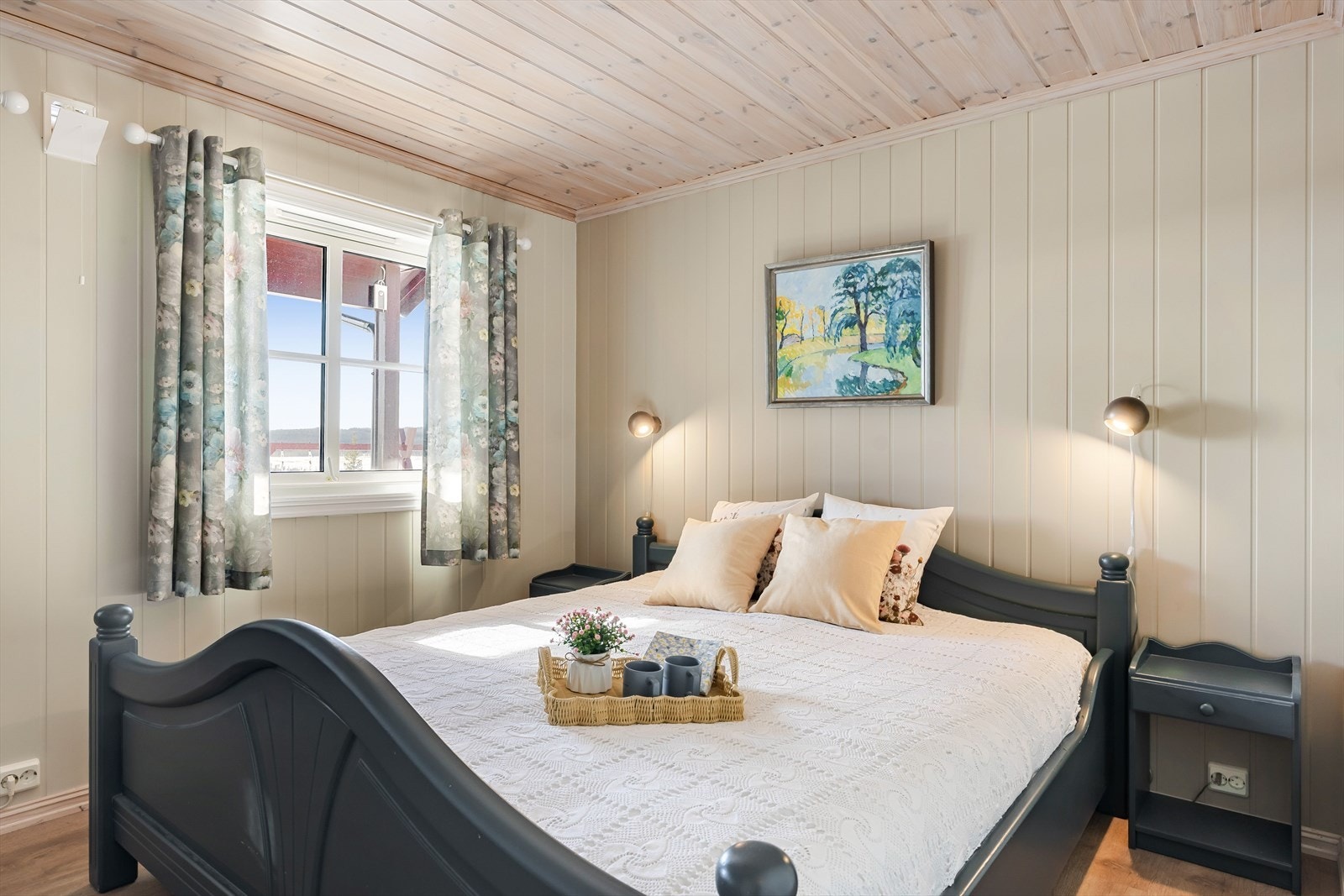 Hytta har 3 soverom. Hovedsoverommet er innredet med dobbeltseng og tilhørende nattbord. Galleribilde