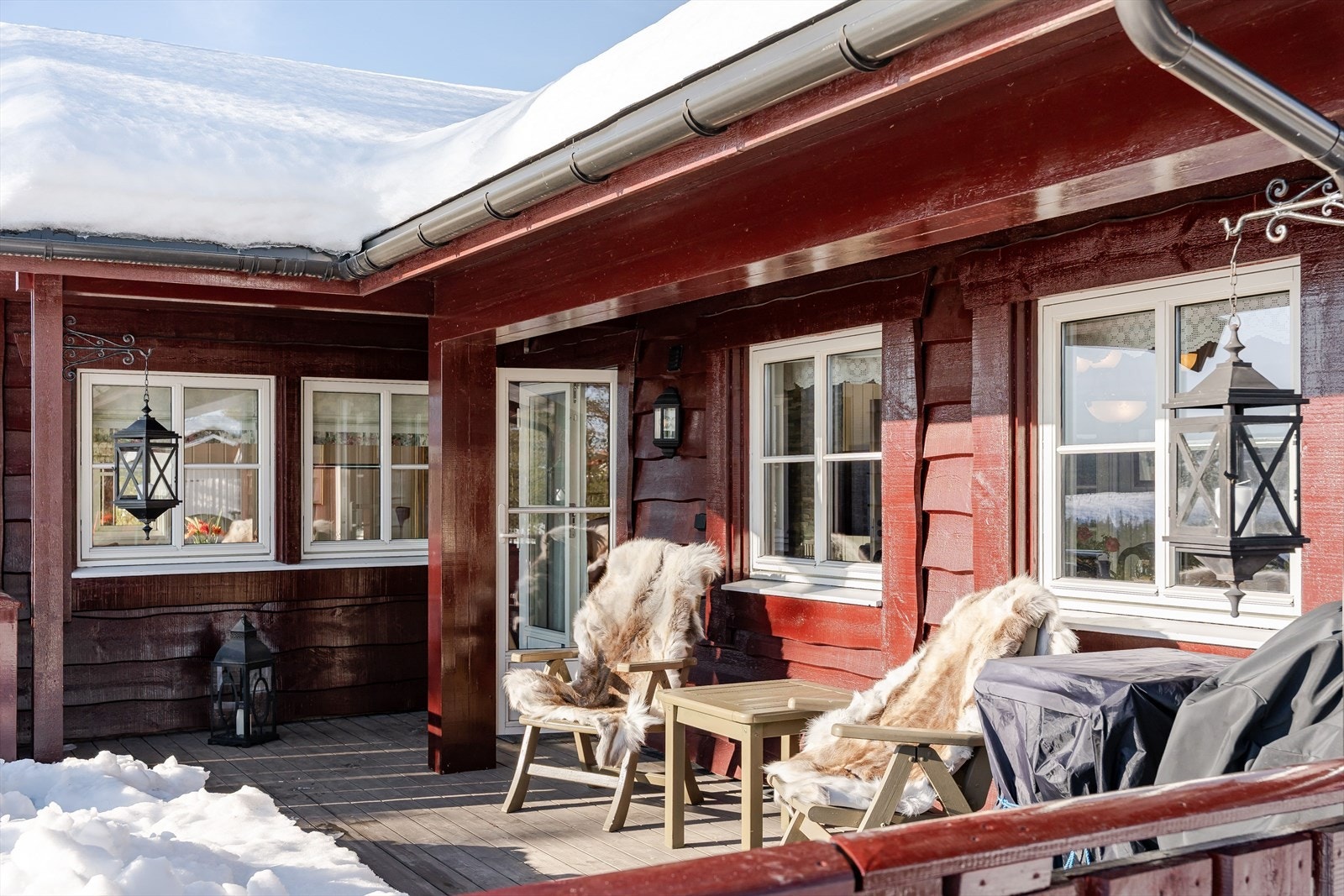 Fra stuen er det utgang til en stor og solrik terrasse som ble utvidet i 2022. Galleribilde