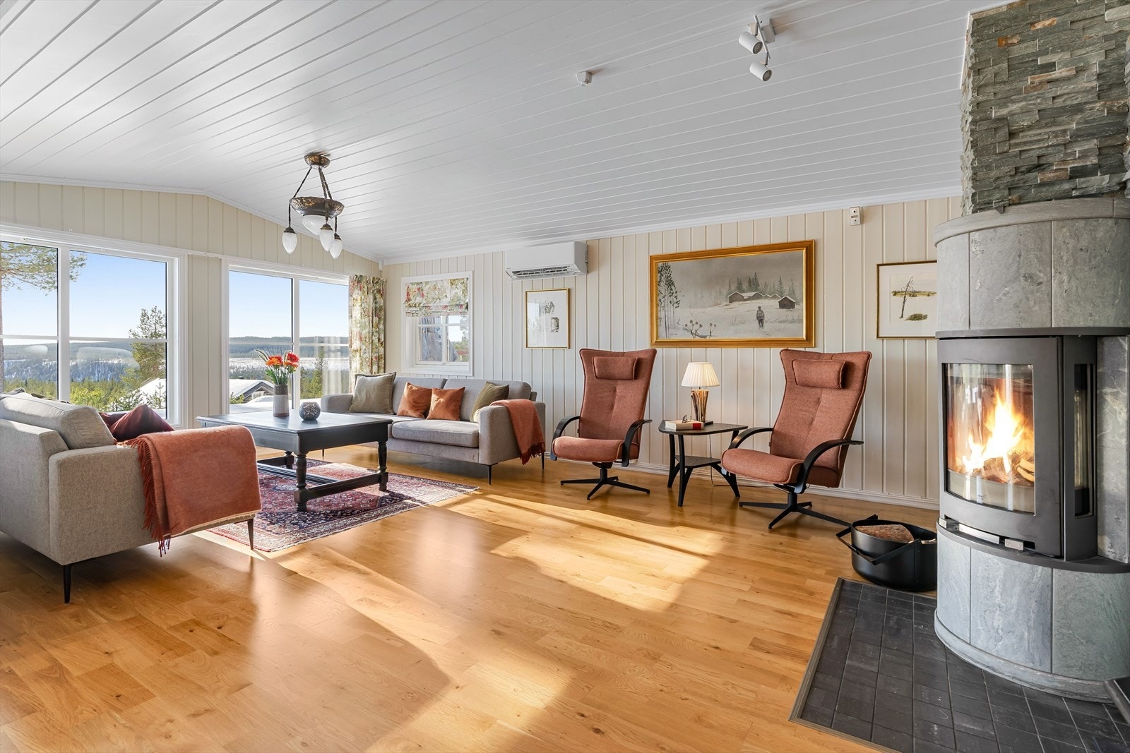 Hytta har et flott oppholdsrom med lyse og fine materialvalg. Galleribilde