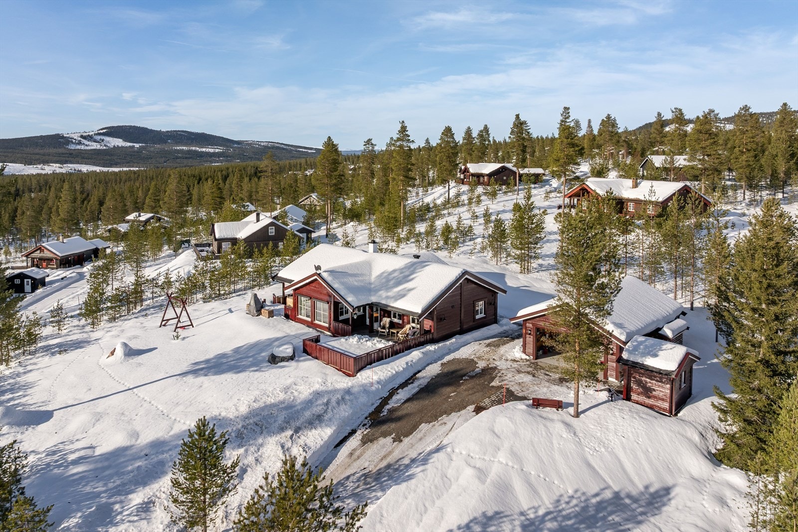 Hytta er beliggende i et familievennlig og populært hyttefelt på Furutangen, med ca. 1 km avstand til det flotte alpinanlegget. Galleribilde