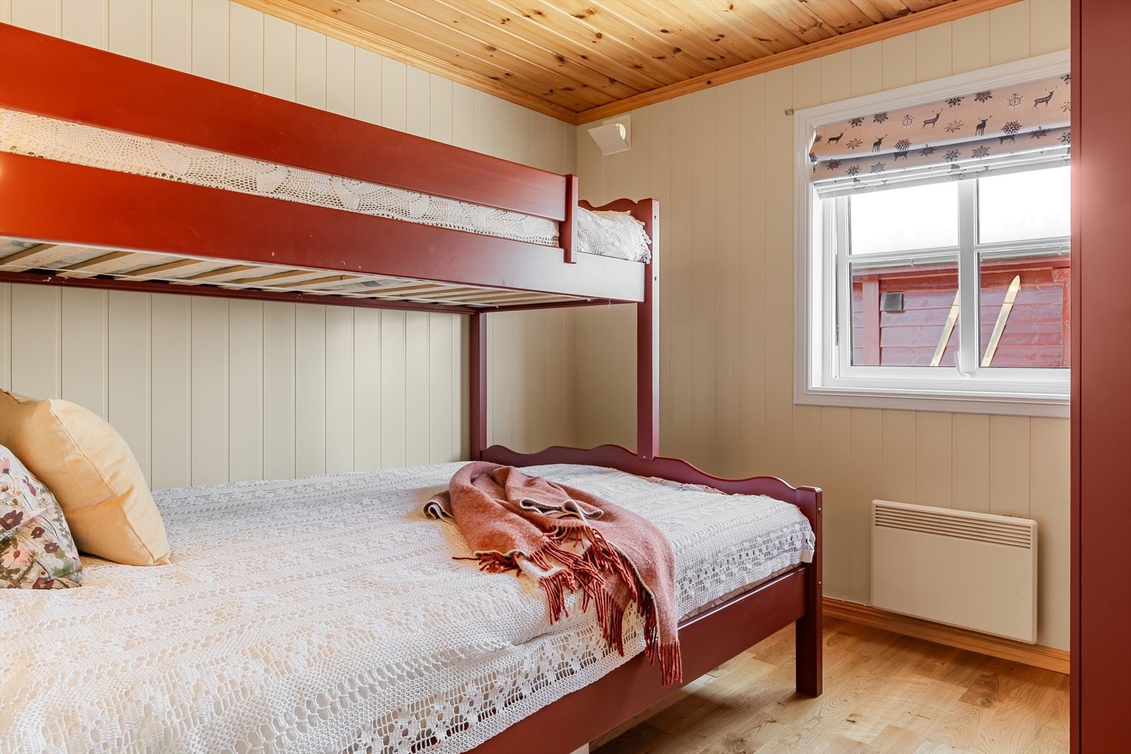 Hyttas andre soverom er innredet med en familiekøye. Galleribilde