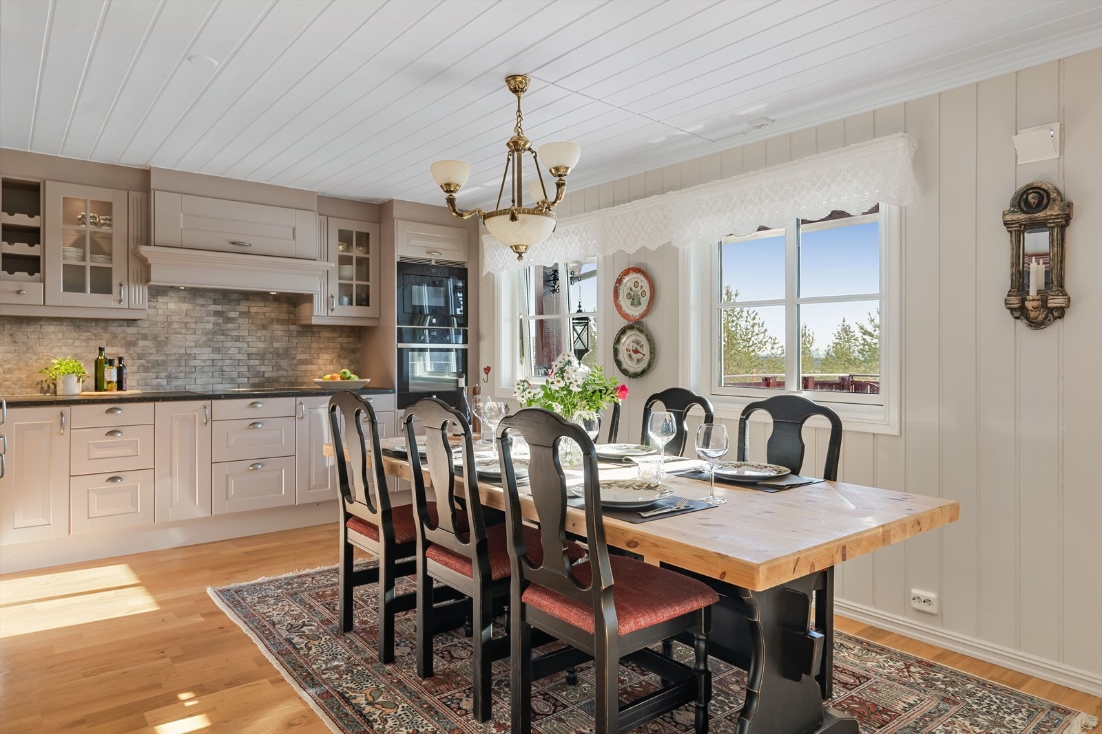 På kjøkkenet er det god plass til et stort spisebord, som vender mot den flotte utsikten. Galleribilde