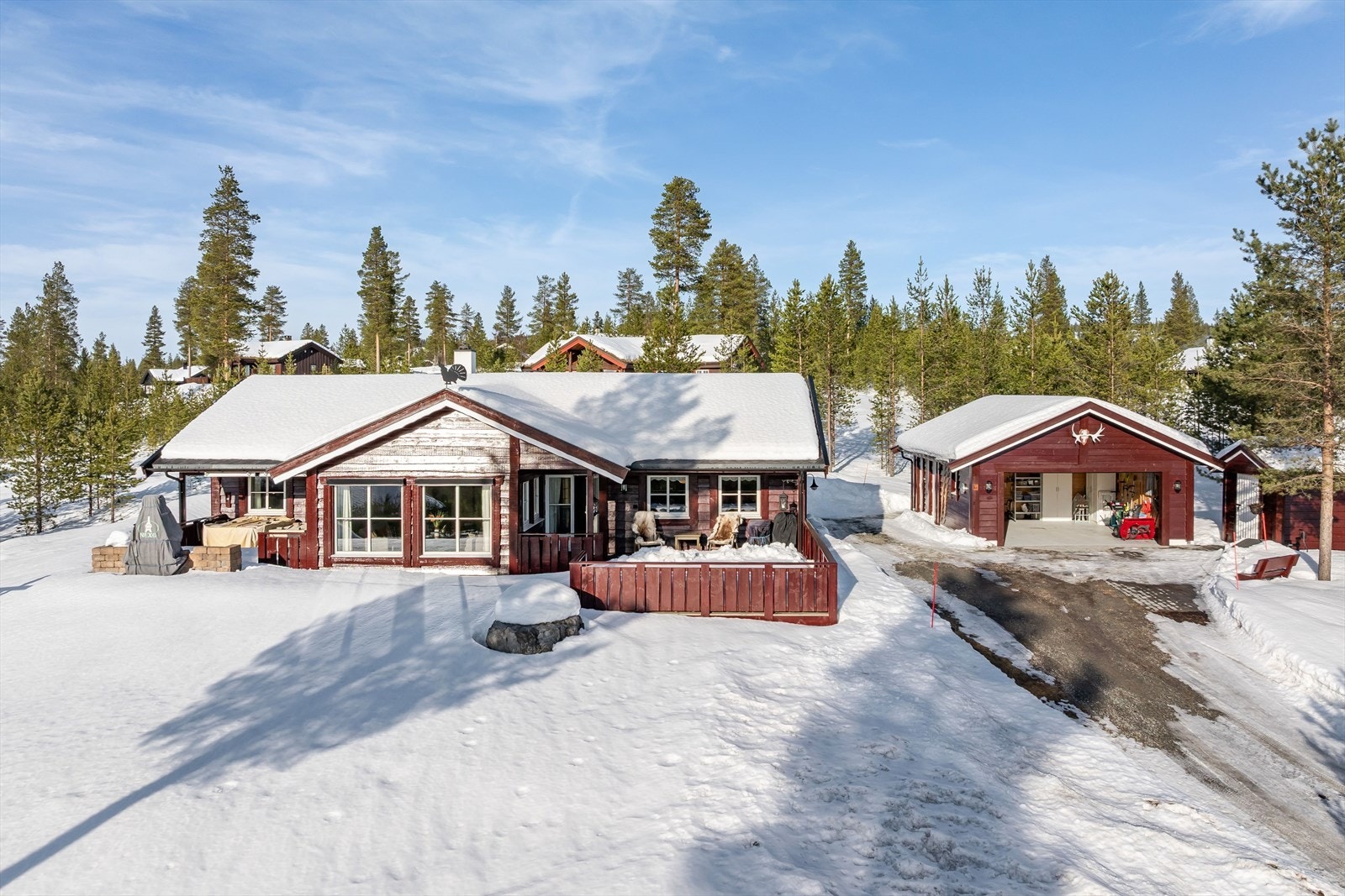 Eiendommen er også bebygd med en garasje og frittstående bod, som gir ekstra lagringsplass. Galleribilde
