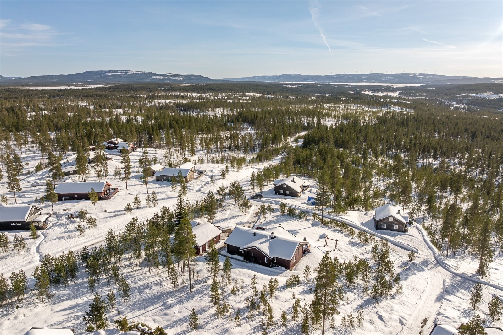 Fra eiendommen er det ca. 10 kjøring til Osensjøen, hvor en kan fiske, bade og kjøre båt. Galleribilde