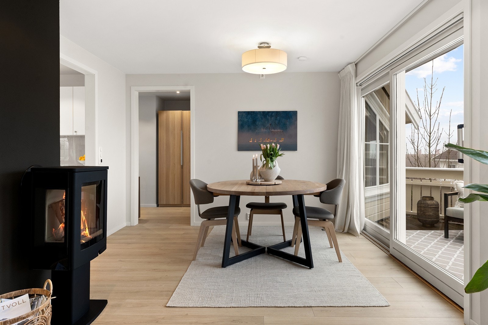 Fra stuen er det utgang til balkongen som er en fin forlengelse av rommet i sommerhalvåret. Galleribilde