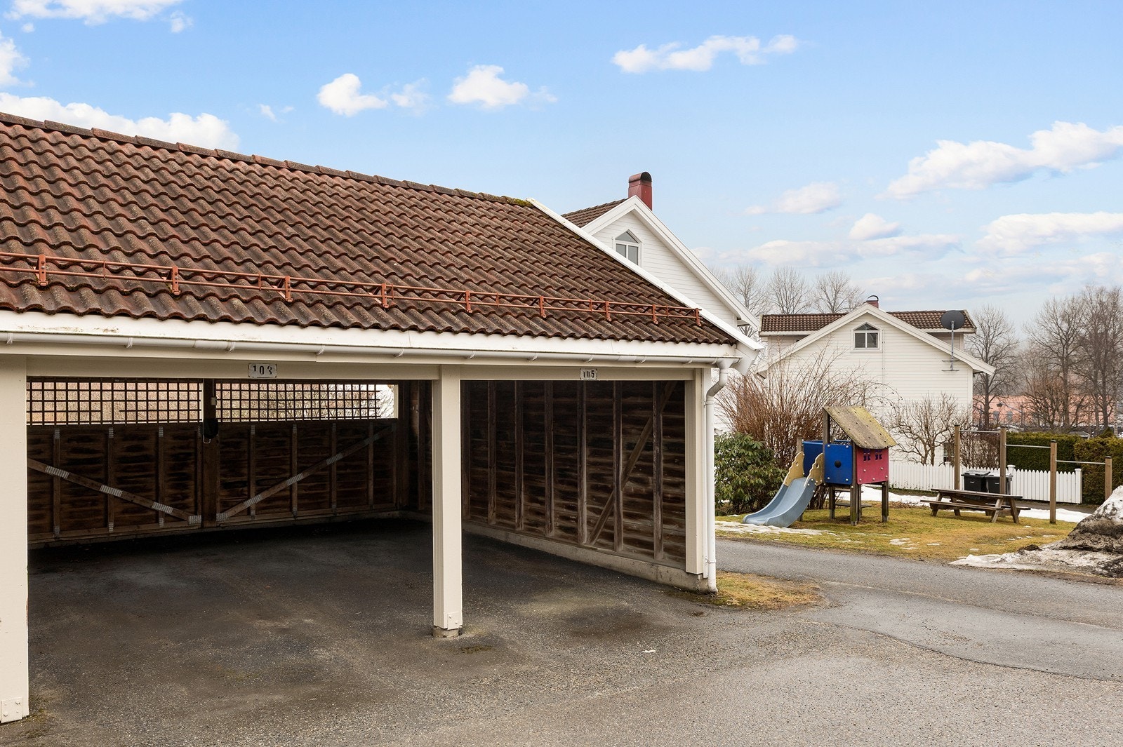 Det medfølger carport (nr 103) med mulighet for elbil-lader. Galleribilde