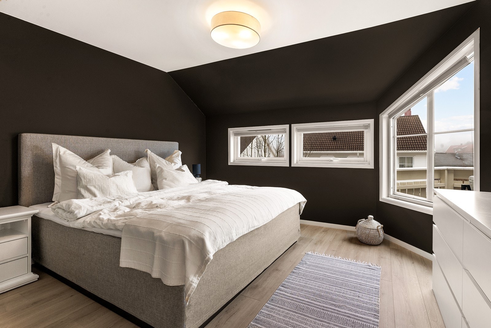 Hovedsoverom med god plass til dobbeltseng og annet møblement. Galleribilde