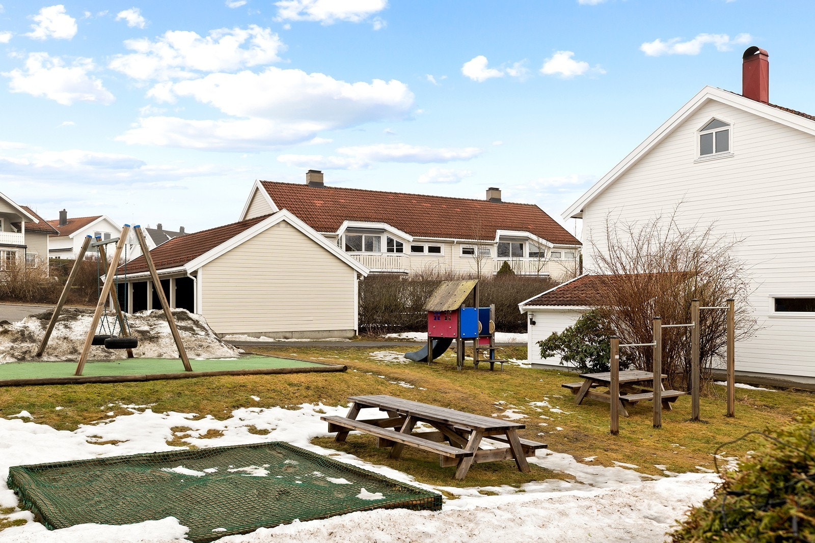 Det er flere lekeplasser på området. Galleribilde