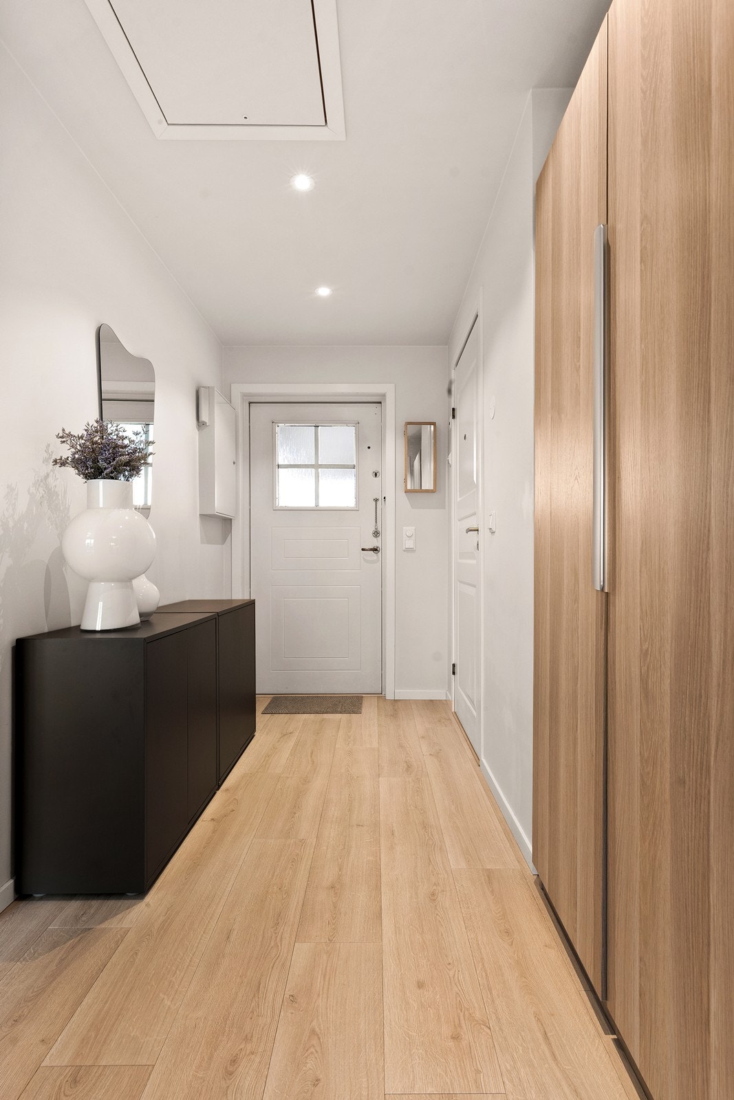 Entrè med gulvvarme og integrert garderobe med god lagringsplass. Galleribilde