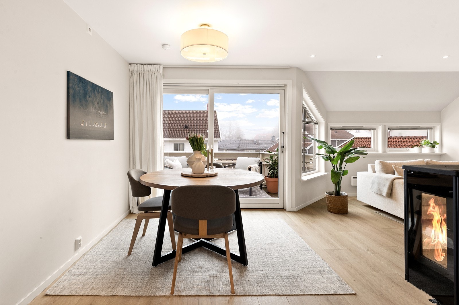 Trivelig stue med store vindusflater som slipper inn godt med naturlig lys. Galleribilde