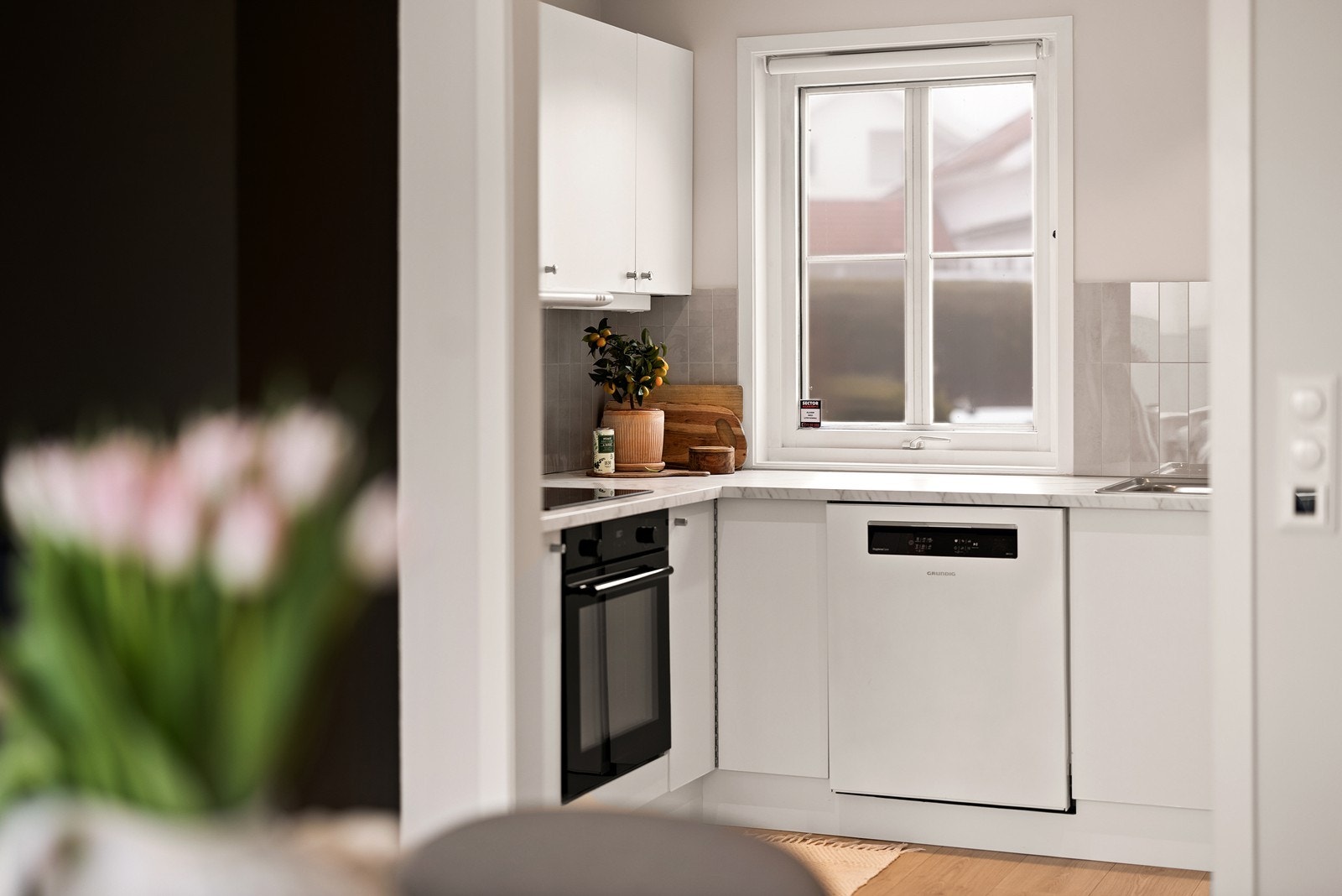 Kjøkkenet er fra byggeår, men er oppgradert til et mer moderne utseende. Galleribilde