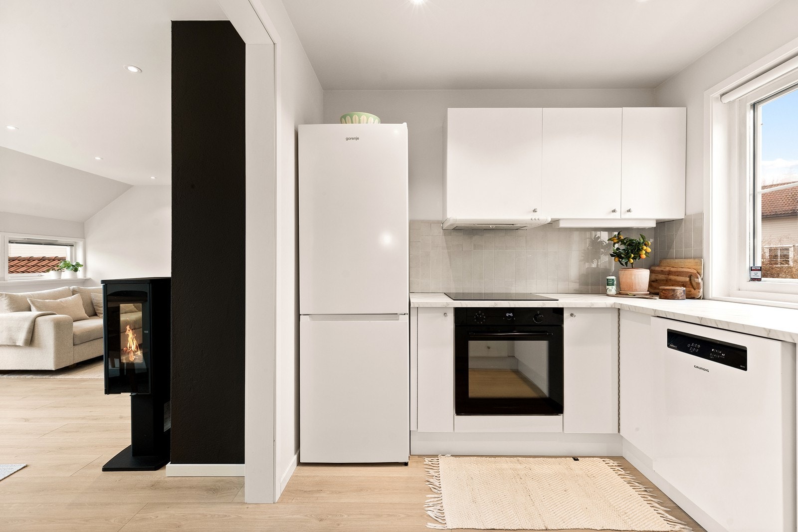 Alle hvitevarene på kjøkkenet medfølger handelen. Galleribilde