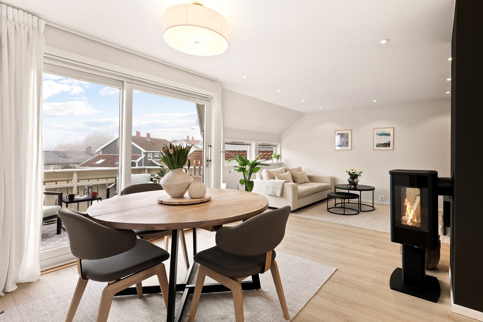 Nyere peisovn som varmer godt om ellers kalde vinterdager. Galleribilde