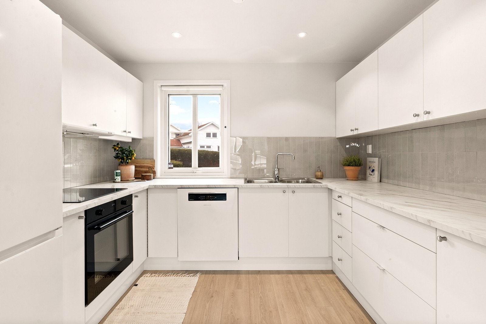 Romslig kjøkken med mye skap- og benkeplass. Galleribilde