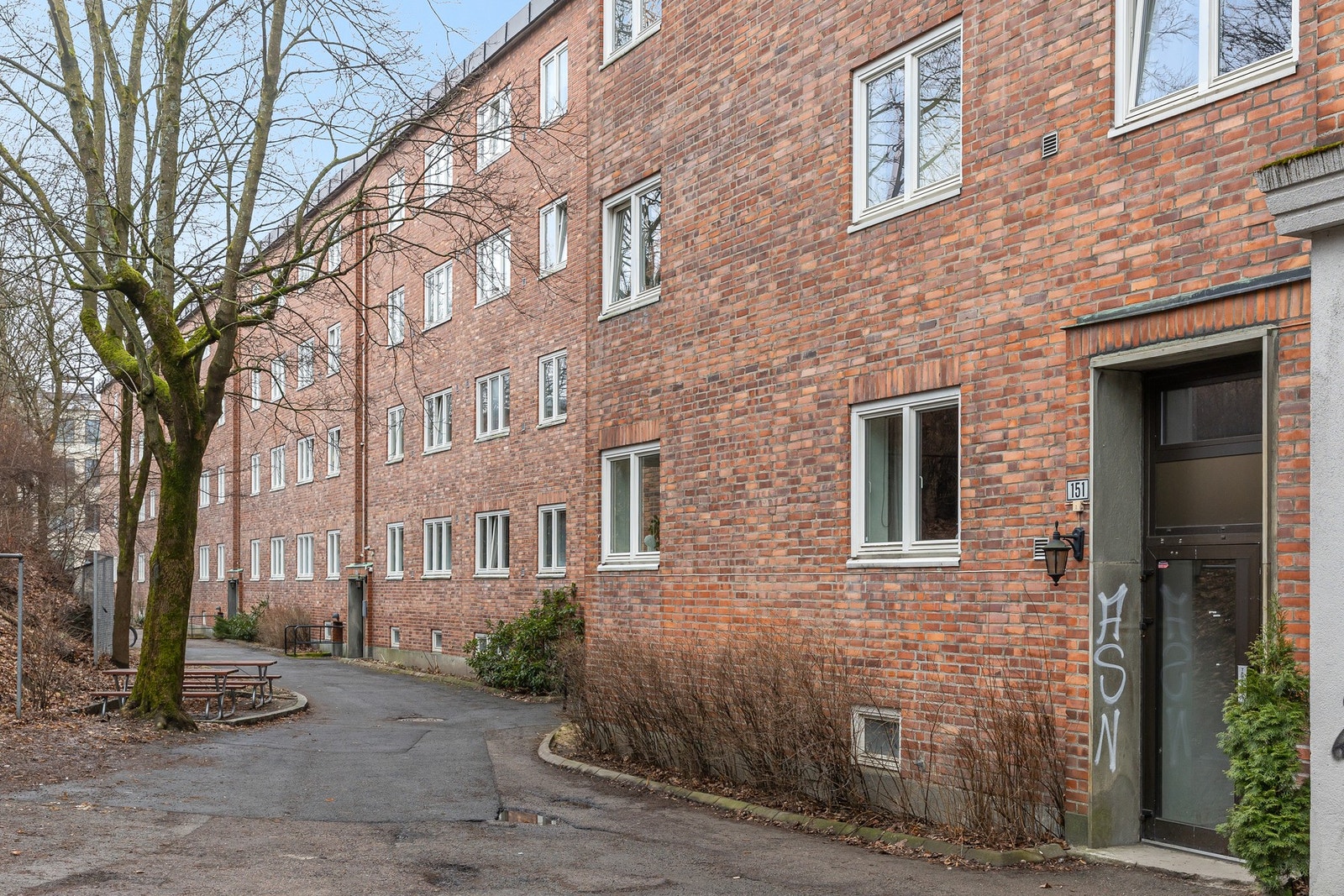 Leiligheten befinner seg i en høy 1.etasje vendt mot rolige omgivelser Galleribilde