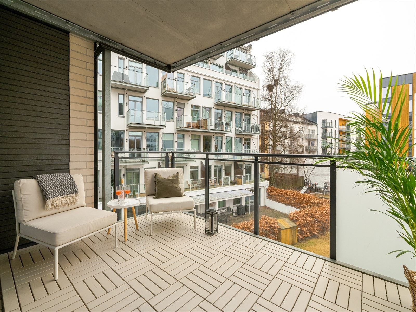 Her er det god plass til utemøbler og grill. Balkongen er overbygget, slik at den kan brukes selv når været ikke er på sitt beste. Galleribilde