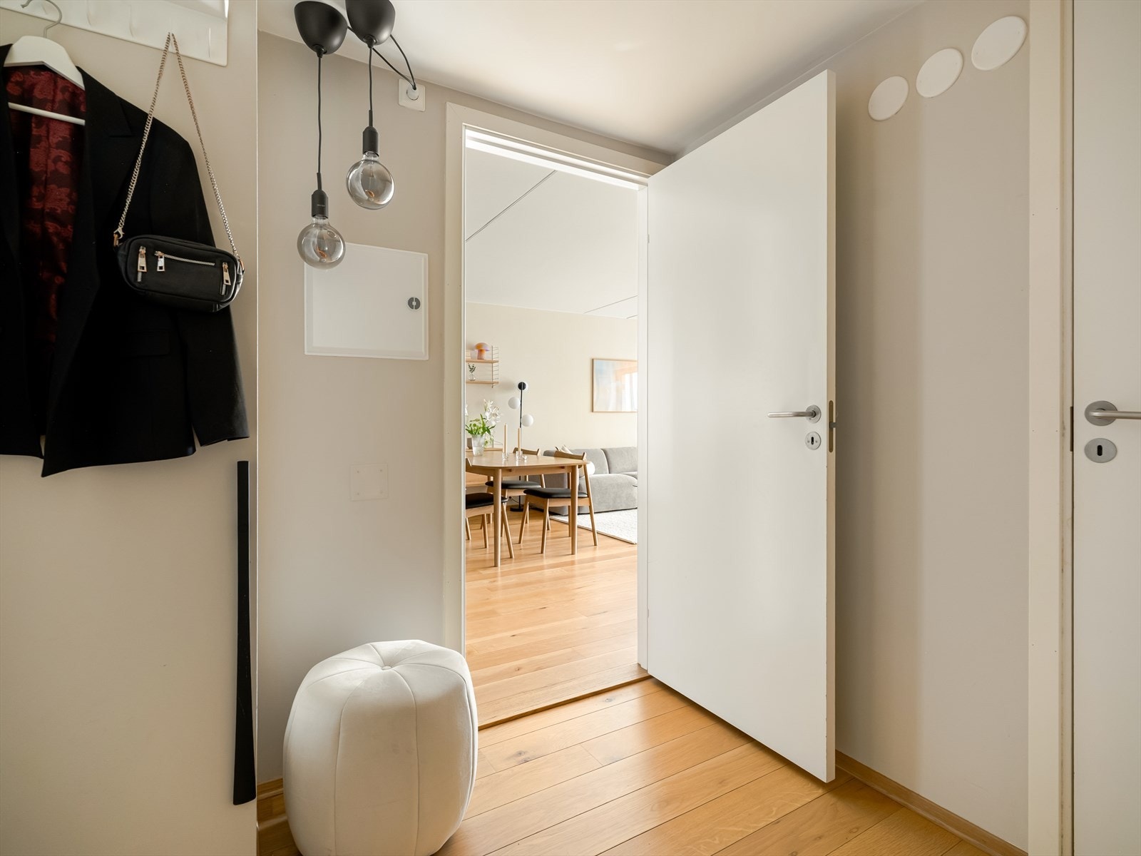 Leiligheten byr på en funksjonell og romslig entré med rikelig skapplass, som gir et godt førsteinntrykk. Den doble skyvedørsgarderoben tilbyr gode oppbevaringsmuligheter. Her er det plass til både sko, yttertøy, samt vaske- og sportsutstyr. Galleribilde