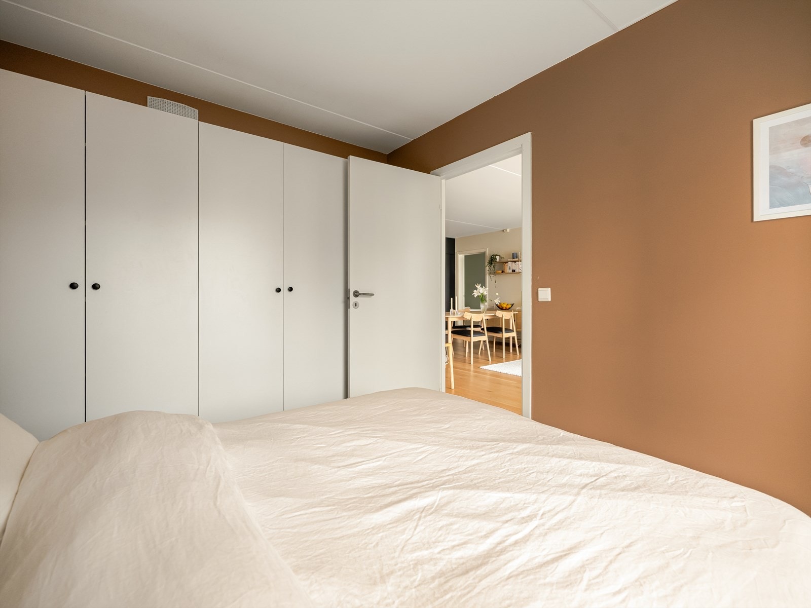 Garderoben som går langs hele den ene veggen gir mer enn nok med lagringsplass. Galleribilde