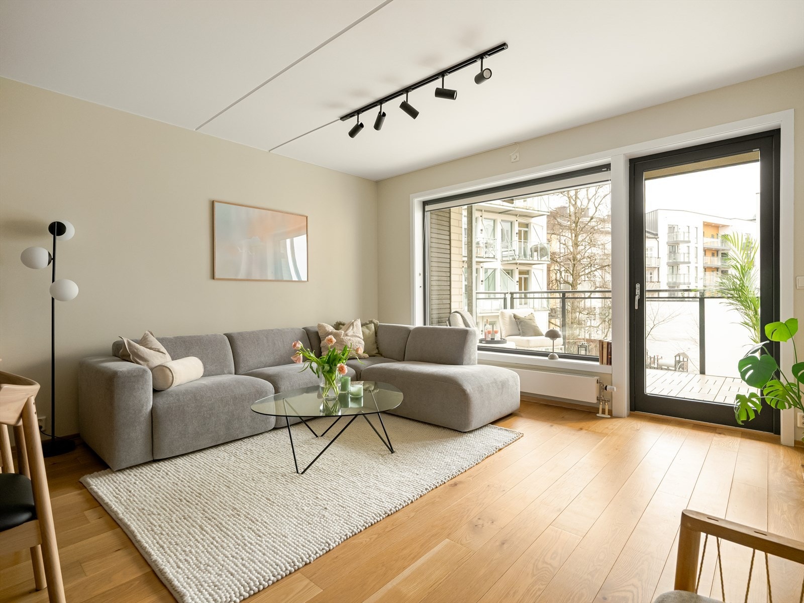 På varme sommerdager blir det naturlig å åpne glassdøren, så blir hele stuen forlenget med en herlig balkong på 9 kvm. Galleribilde