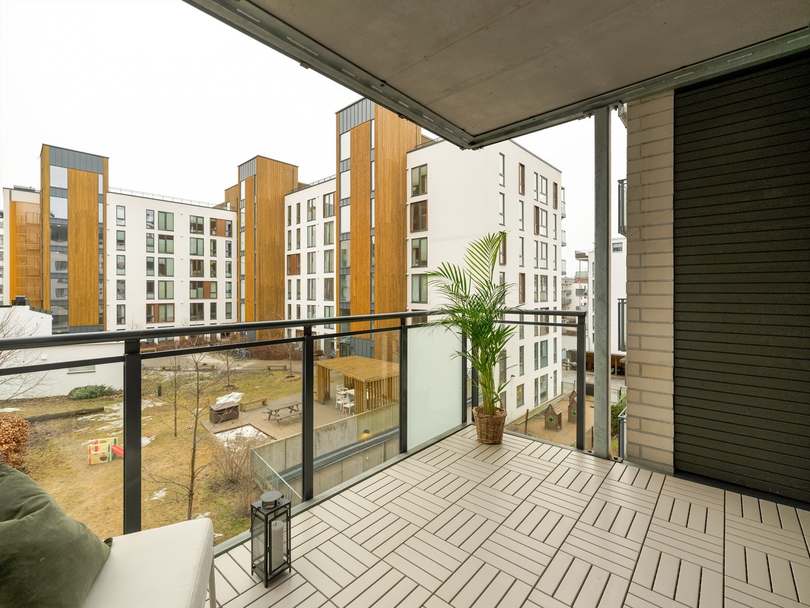 Utkraget balkong på 9 kvm har stålprofiler med glassrekkverk og gir utsikt mot pent opparbeidet bakgård. Galleribilde