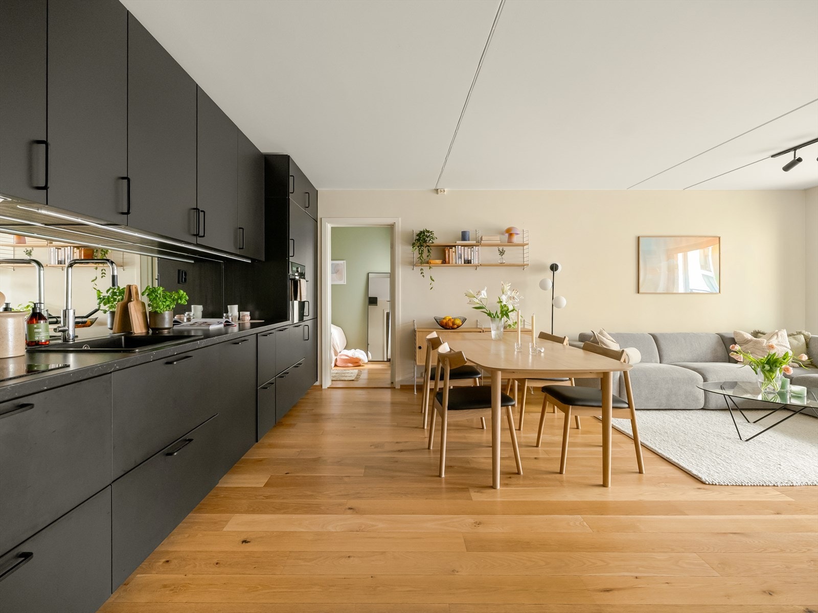 Kjøkkenet har en stilren Ikea-innredning fra 2021, og åpen løsning mot stue. Galleribilde