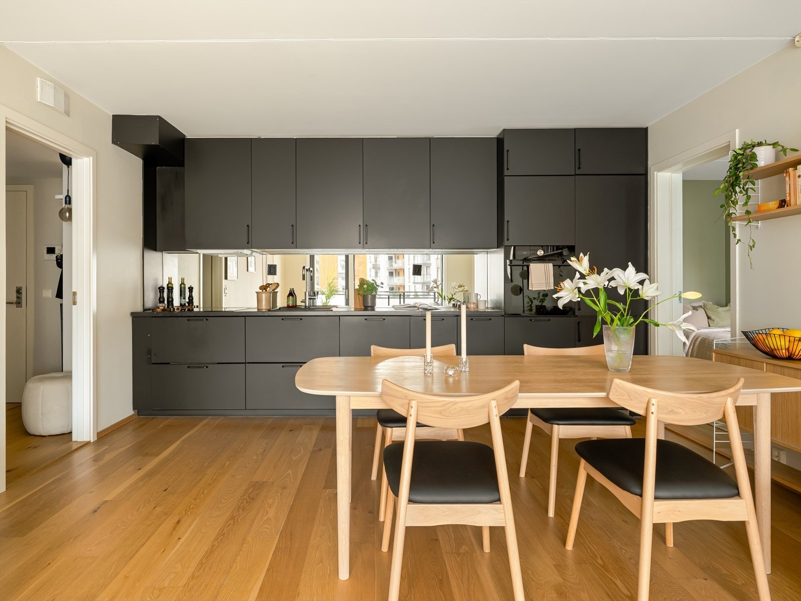 Det er godt med skap- og benkeplass på kjøkkenet for oppbevaring og matlaging. Galleribilde