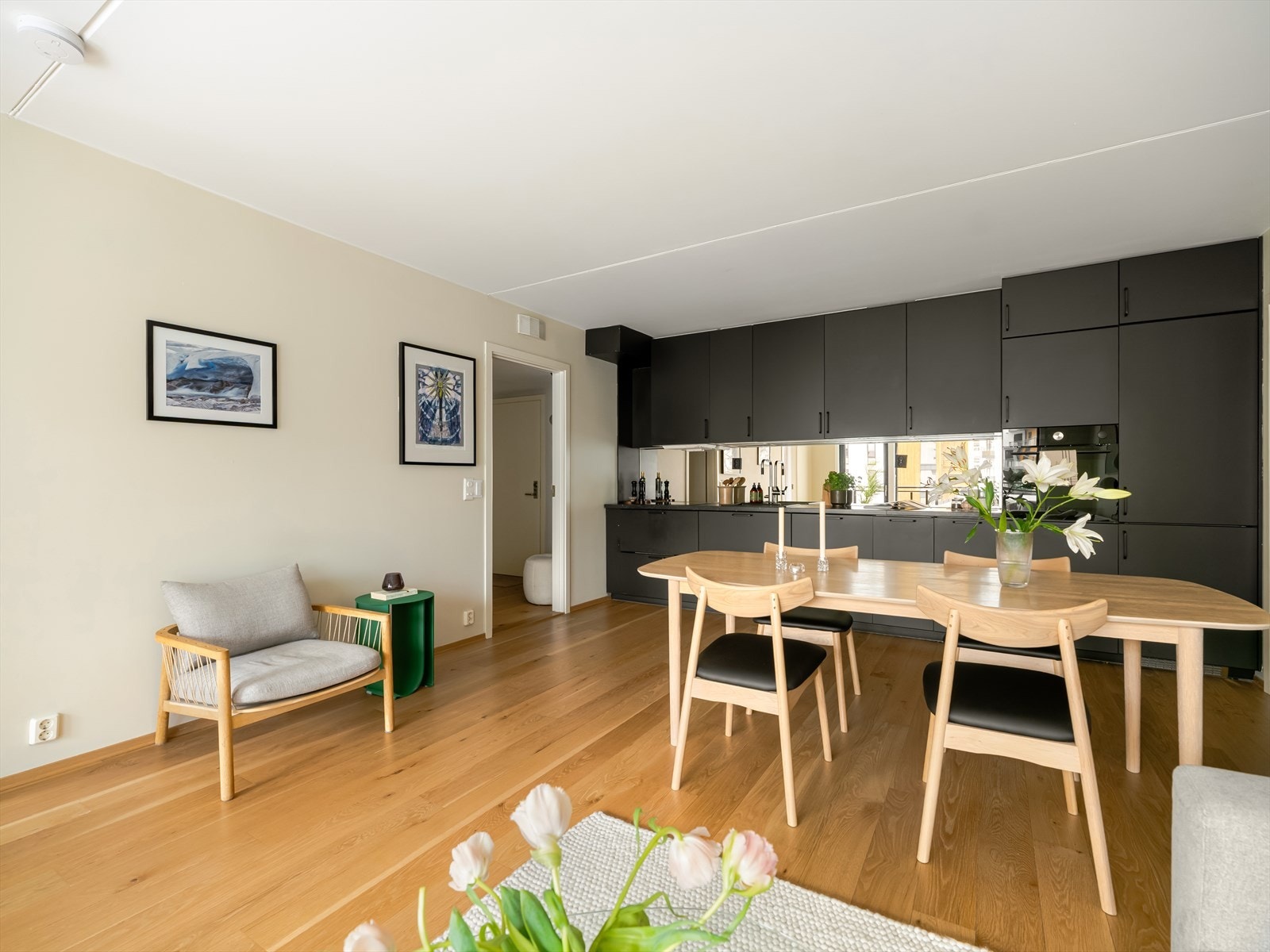 Stuen har en romslig planløsning som lett tilpasses både en stor sofa og spiseplass. Galleribilde