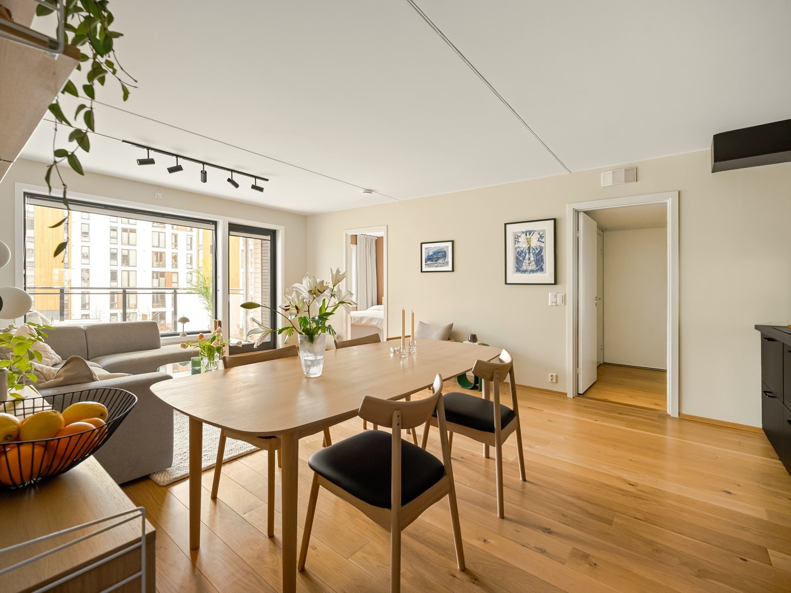 En flott og lys stue med store vindusflater som slipper inn rikelig med naturlig lys og skaper en behagelig atmosfære. Galleribilde