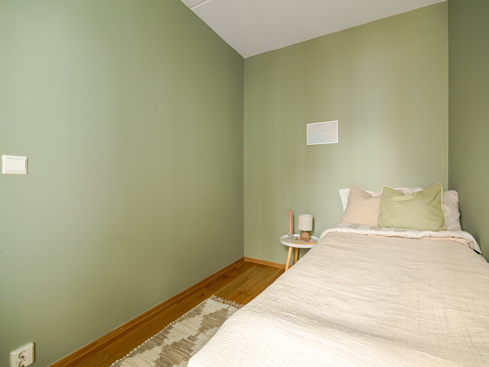 Rommet har en bra størrelse som også åpner opp for å bruke rommet som barnerom eller hjemmekontor - alt etter behov. Galleribilde