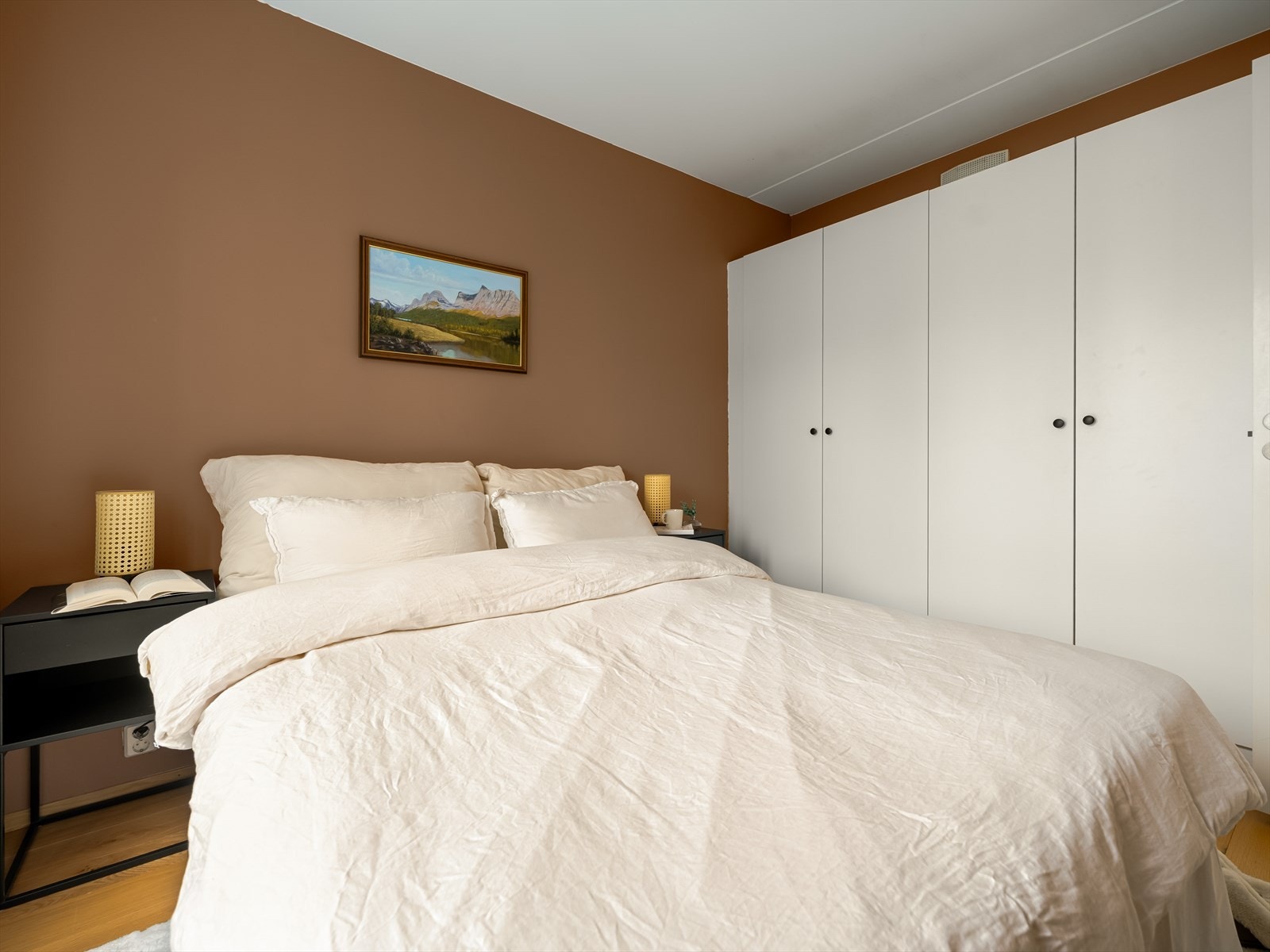 Soverommet er stort og har god plass til dobbeltseng med tilhørende nattbord. Galleribilde