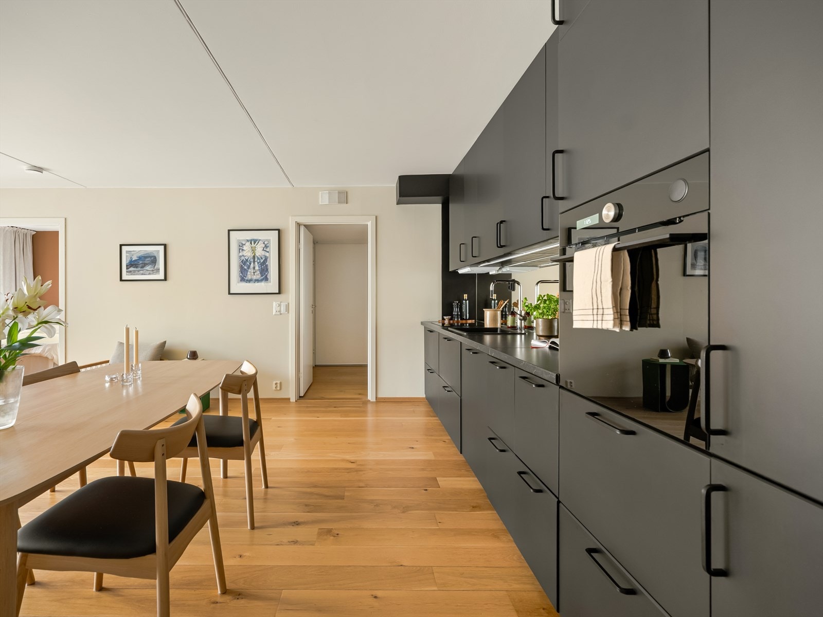 Kjøkkenet har fronter i matt sort utførelse og benkeplate i laminat med oppvaskkum i kompositt. Galleribilde