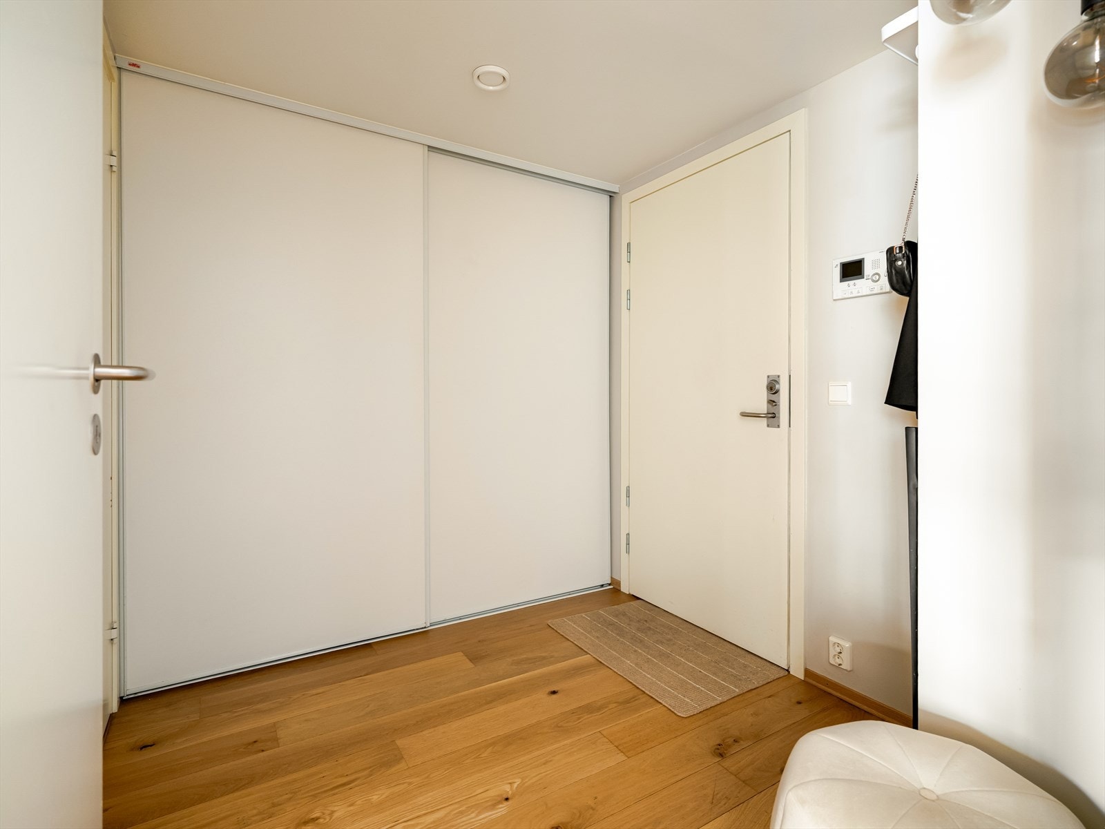 Adkomst til leiligheten i 2. etasje skjer enkelt via trapp eller heis, og dørcalling med video sørger for trygg adgang. Galleribilde