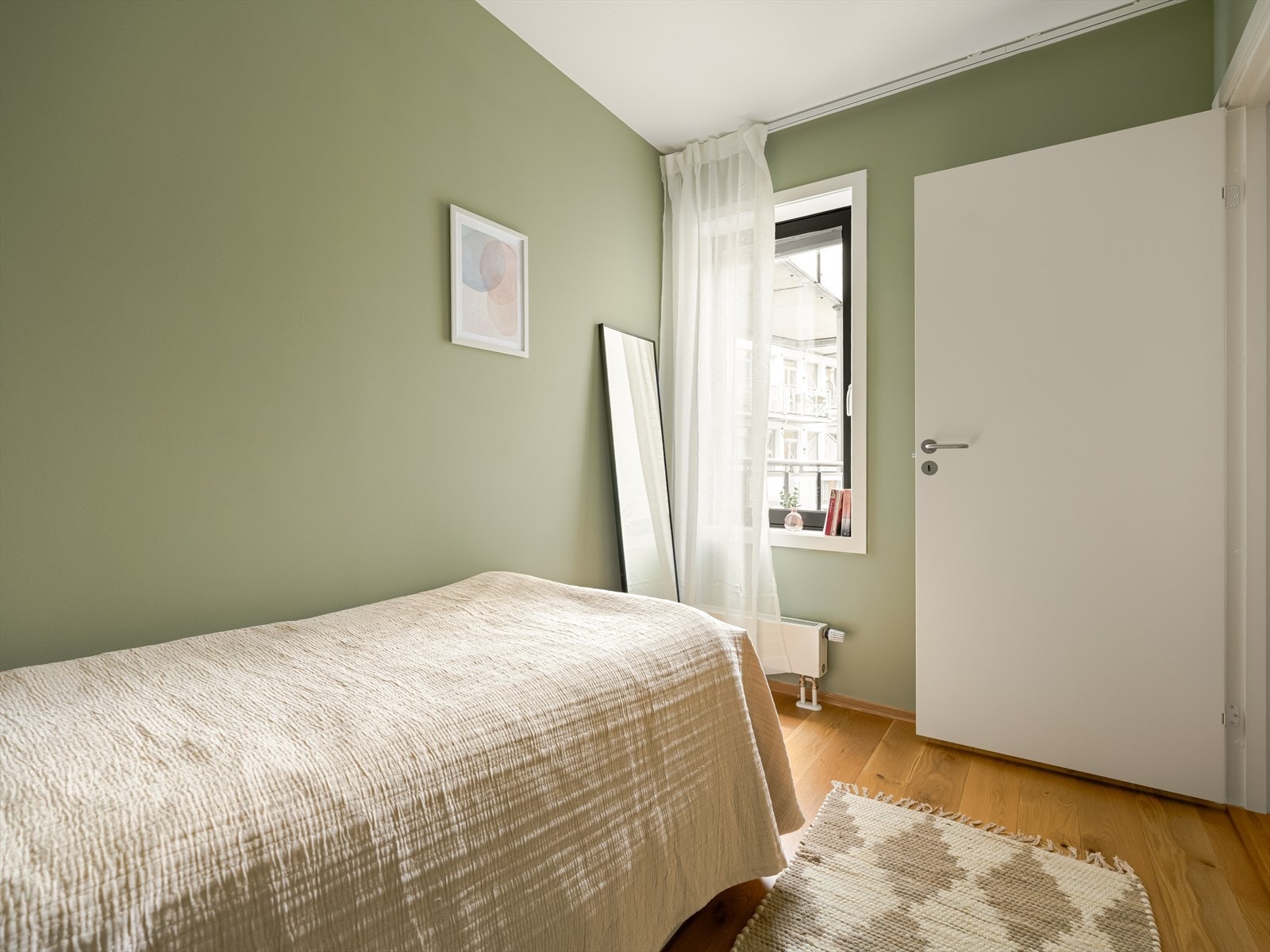 Det er plass til en større seng og skap om ønskelig. Galleribilde