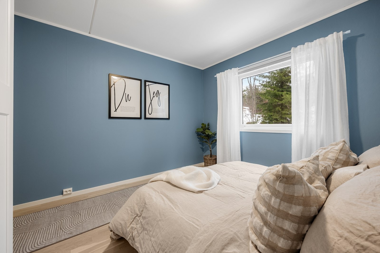 Den store vindusflaten slipper rikelig med dagslys inn. Galleribilde