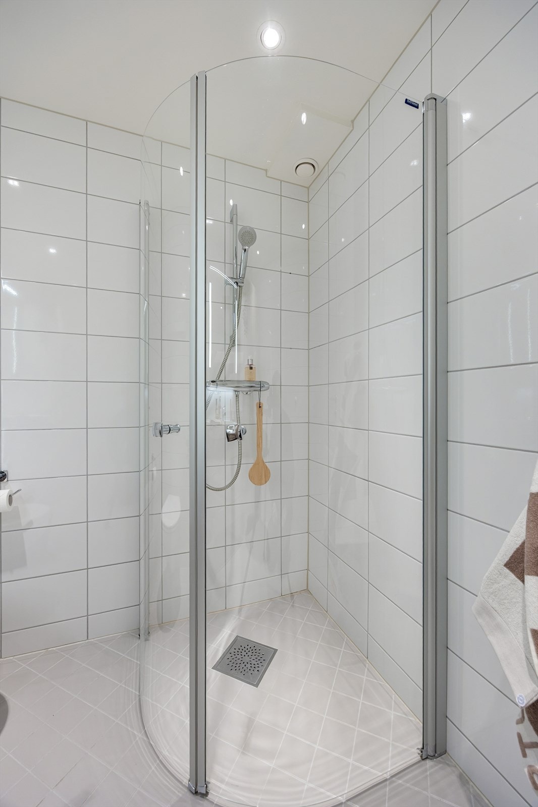 Dusjen har innfellbare glassdører som gir ekstra romfølelse. Galleribilde