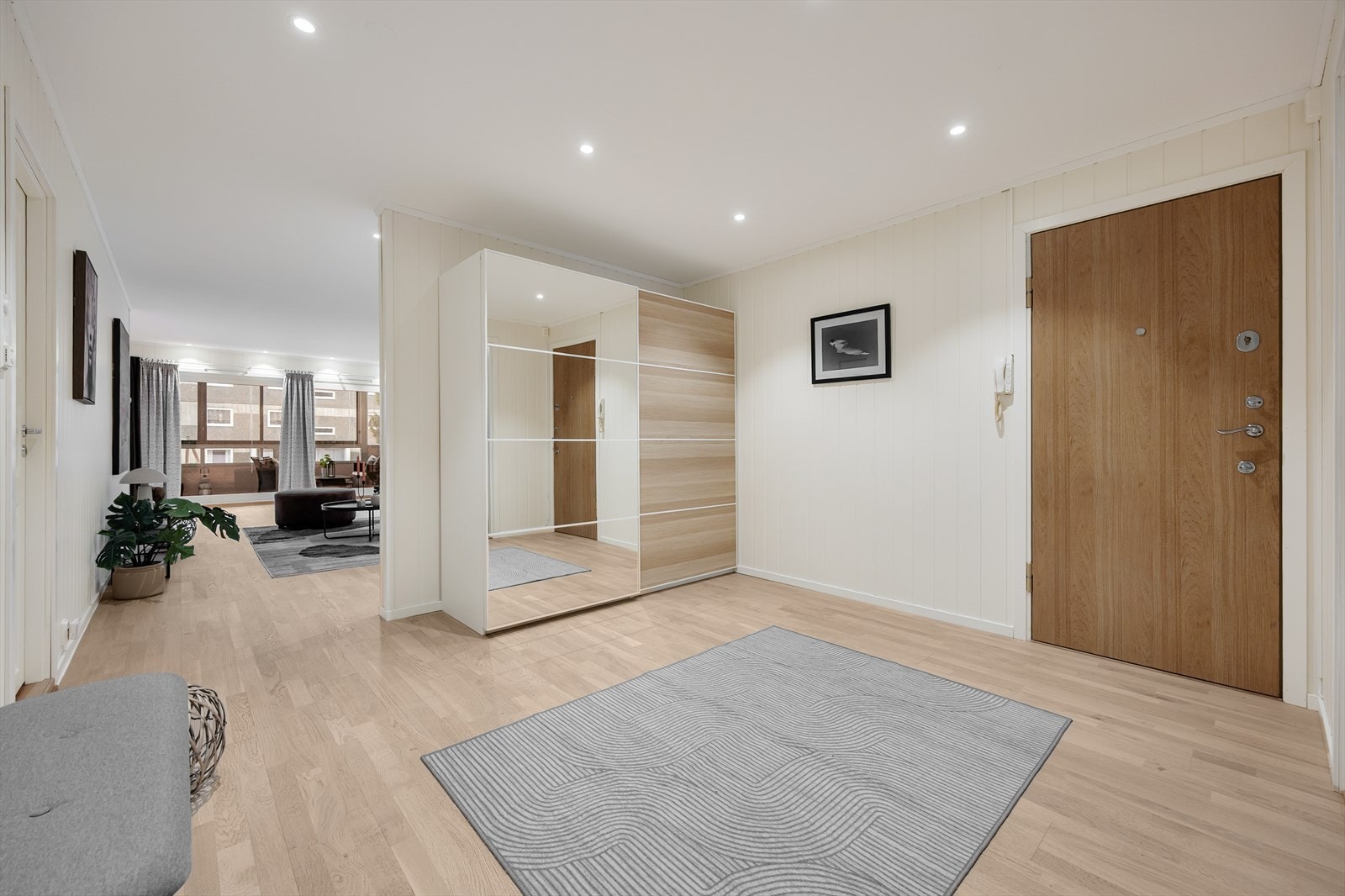 Entréen er meget romslig noe som gir et godt førsteinntrykk av leiligheten. Galleribilde