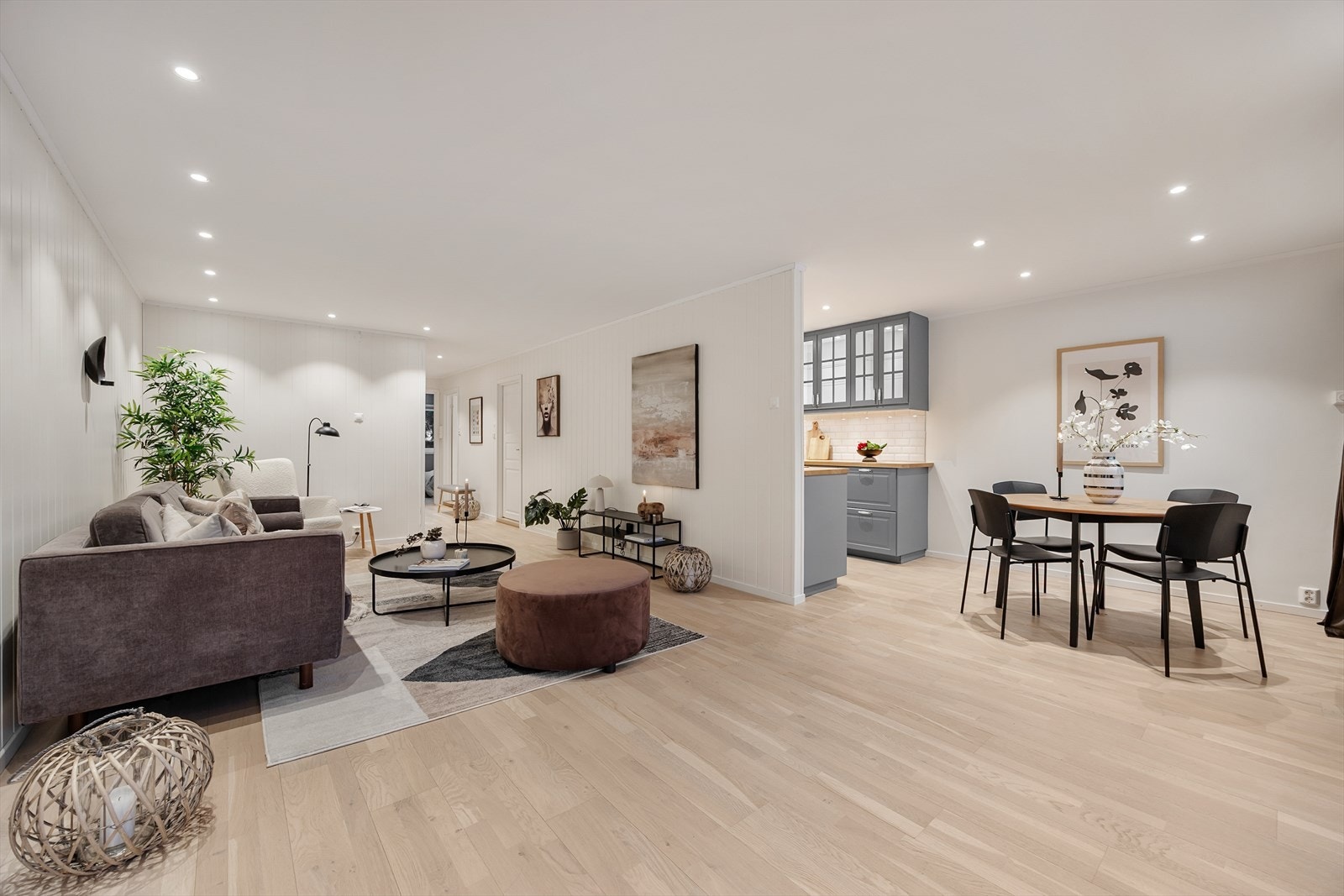 Det ble lagt nytt eiketreparkett gulv i 2021 i hele leiligheten, som binder rommene naturlig sammen. Galleribilde