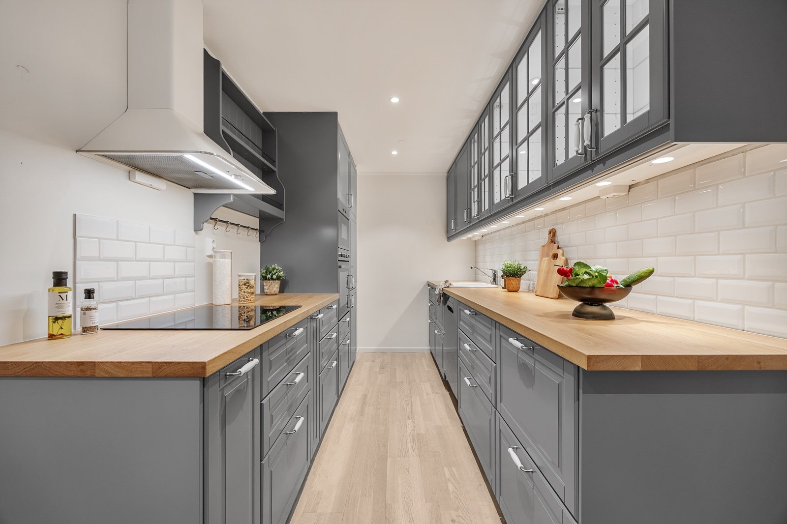 IKEA kjøkken fra 2021 med profilerte- og glassfronter, og benkeplate i heltre. Galleribilde