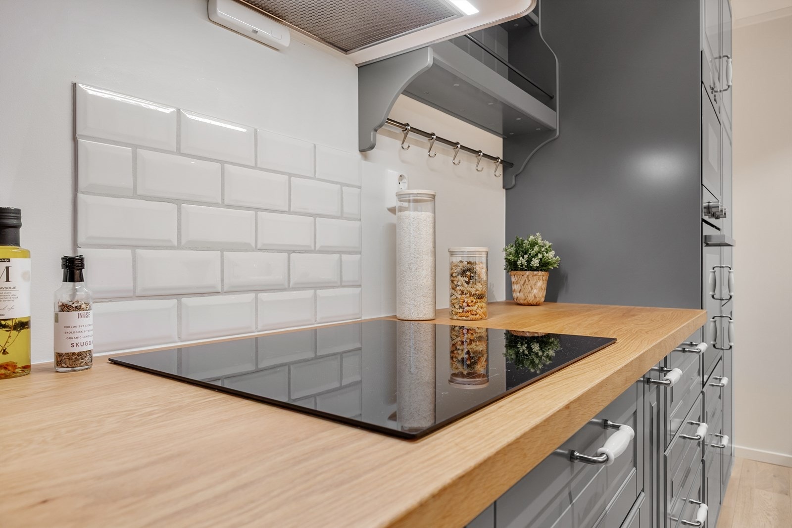 Kjøkkenet har også gode lyskilder som vender direkte mot benkeplaten. Galleribilde